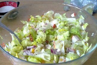 Cалат из салатных листьев с вкусной заправкой: рецепт